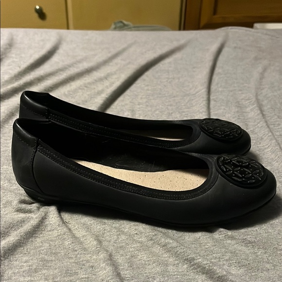 Black Women's Flats - Picture 2 of 7